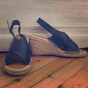 Black Old Navy sandals perfect for spring!